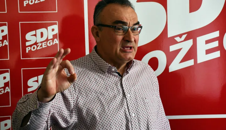 13.01.2021., Slavonski Brod - Konferencija za medije predsjednika ZO SDP Pozesko-slavonske zupanije Mitra Obradovica o slucaju gradonacelnika Darka Puljasica (HDZ) i razgovor s gradjanima - izjava Drazen Pekcec, nezavisni vijecnik u Gradskom vijecu Pozege. Sporna dvorana Osnovne&nbsp;skole "Dobrisa Cesaric" Pozega.rPhoto: Ivica Galovic/PIXSELL