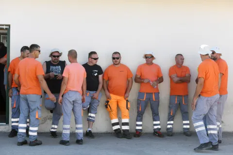 18.07.2023., Sibenik - Zbog nepostivanja dogovora oko isplata placa radnici Cesta d.o.o Sibenik obustavili rad. Photo: Hrvoje Jelavic/PIXSELL