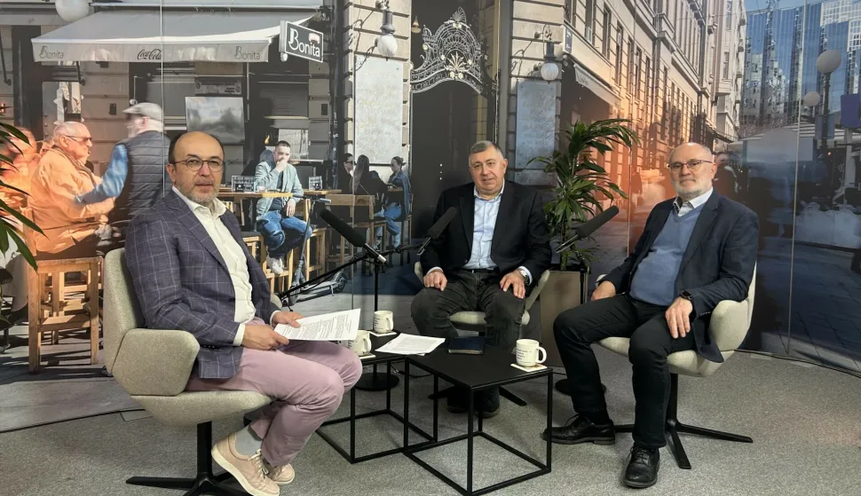 MAGAZINCredit: MANJGURACaption:Kre&scaron;imir Macan, Tonči Tadić i Vlatko Cvrtila analizirali u &Scaron;pici geopolitičku situaciju u svijetu