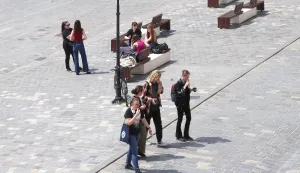 Osijek, 30. 04. 2025., Tvrđa, Trg sv. Trojstva, studenti, učenici, ljudi, &scaron;etnja, toplo vrijeme, sunčano, slobodnjak, slobodnjaciSNIMIO BRUNO JOBST