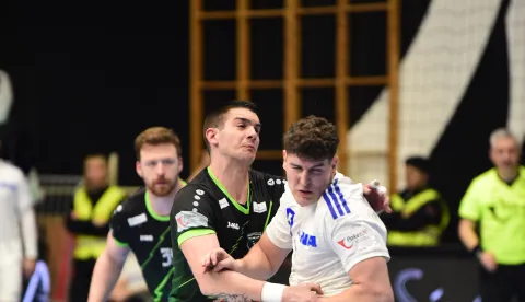 Lucian Krajcar poku&scaron;ava zaustaviti reprezentativca Luku Lovru Klaricu