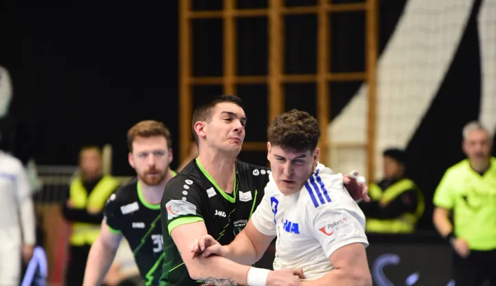 Lucian Krajcar poku&scaron;ava zaustaviti reprezentativca Luku Lovru Klaricu