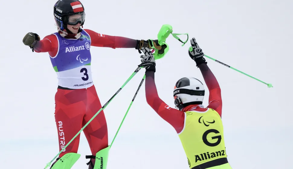 Cortina d'Ampezzo, 14.03.2026 - Austrijska skija&scaron;ica Veronika Aigner i njena vodičica Lilly Sammer slave osvajanje zlatne Paraolimpijske medalje u slalomu, slabovidni, na Paraolimpijskim igrama Milano-Cortina 2026. Veronika Aigner je najuspje&scaron;nija sporta&scaron;ica Zimskih paraolimpijskih igara sa osvojenih 4 zlatne i jednu srebrnu medalju.foto HINA/ Damir SENČAR/ ds