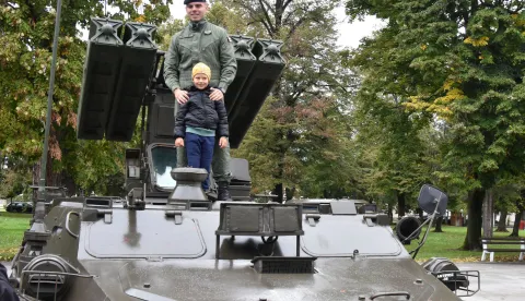 Slavonija...Vinkovci...05.10.2024.vojarna 5. gbr "Slavonski sokolovi"; 32. obljetnica osnutka 5. gardijske brigade "Sokolovi"; Polaganje vijenaca kod spomenika poginulim pripadnicima 5. gardijske brigade "Sokolovi" i izložba naoružanja i vojne opreme;foto Gordan Panić