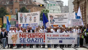 Zagreb, 09.05.2025 - Prosvjed tri obrazovna sindikata, &Scaron;kolski sindikat Preporod, Nezavisni sindikat srednjih &scaron;kola i Nezavisni sindikat znanosti i obrazovanja na Trgu bana Josipa Jelačića. Na slici, sindikati su se okupili na Trgu Republike i krenuli Frankopanskom i Ilicom do Trga bana Jelčaića.foto HINA/ Damir SENČAR/ ds