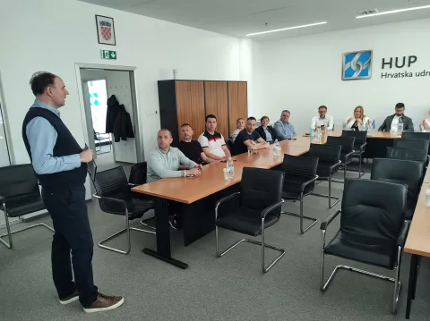 Umjetna inteligencija već sad transformira cijelu ekonomiju, ali bez strukture postaje samo preskupa i beskorisna igračka