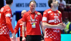 Croatia's coach Dagur Sigurdsson (C) looks on during the men's EHF Euro 2026 main round handball match Slovenia v Croatia in Malmoe, Sweden, on January 27, 2026. (Photo by Johan Nilsson/TT/TT NEWS AGENCY/AFP)/Sweden OUT