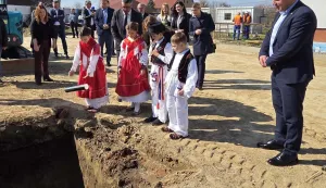 TOVARNIKSredi&scaron;nji događaj posjeta župana vukovarsko-srijemskog Ivana Bosančića Tovarniku, gdje je s s načelnikom Anđelkom Dobročincem razgovarao o općinskim infrastrukturnim projektima, rje&scaron;avanju tekuće problematike te očuvanju kulturne i duhovne ba&scaron;tine toga kraja, bilo je polaganje vremenske kapsule, čime je simbolično obilježen početak izgradnje prve &scaron;kolske sportske dvorane u O&Scaron; Ilača-Banovci, projekt vrijedan 2,29 milijuna eura, sufinanciran sredstvima Nacionalnog plana oporavka i otpornosti.ožujak 2026.
