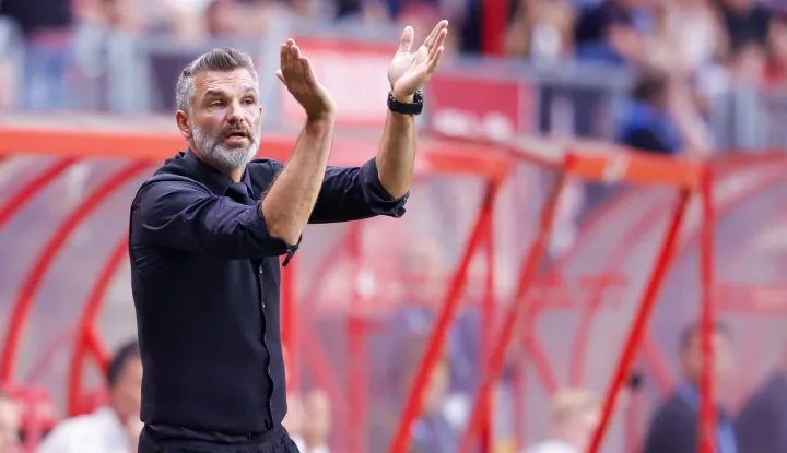 Enschede, Niederlande, 10.08.2023: headcoach Tomislav Stipic (RIGA FC) schaut waehrend des Spiels der Europa Conference League - 3rd Qualifying Round - 1 of 2 zwischen FC Twente vs Riga FC, FC Twente vs Riga FC im de Grolsch Veste am 10. August 2023 in Enschede, Niederlande. (Foto von Nesimages/Michael Bulder/DeFodi Images) Enschede, Netherlands, 10.08.2023: headcoach Tomislav Stipic (RIGA FC) looks on during the Europa Conference League - 3rd Qualifying Round - 1 of 2 match between FC Twente vs Riga FC, FC Twente vs Riga FC at the de Grolsch Veste on August 10, 2023 in Enschede, Netherlands. (Photo by Nesimages/Michael Bulder/DeFodi Images) Photo: Nesimages/Michael Bulder/DeFodi Images/DEFODI