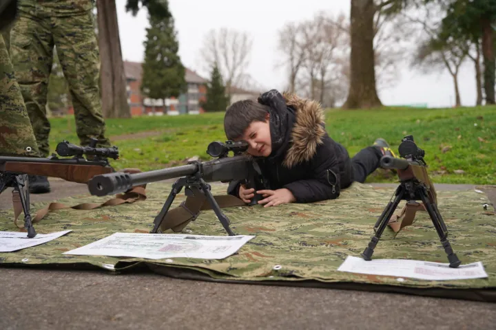 VINKOVCIU vojarni 5. gardijske brigade "Slavonski sokolovi" u Vinkovcima održan je Dan otvorenih vrata Gardijske oklopno-mehanizirane brigade i izložba naoružanja i vojne opreme u povodu 19. obljetnice ustrojavanja GOMBR-a Hrvatske kopnene vojske.ožujak 2026.