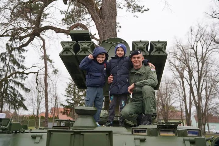 VINKOVCIU vojarni 5. gardijske brigade "Slavonski sokolovi" u Vinkovcima održan je Dan otvorenih vrata Gardijske oklopno-mehanizirane brigade i izložba naoružanja i vojne opreme u povodu 19. obljetnice ustrojavanja GOMBR-a Hrvatske kopnene vojske.ožujak 2026.