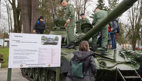 VINKOVCIU vojarni 5. gardijske brigade "Slavonski sokolovi" u Vinkovcima održan je Dan otvorenih vrata Gardijske oklopno-mehanizirane brigade i izložba naoružanja i vojne opreme u povodu 19. obljetnice ustrojavanja GOMBR-a Hrvatske kopnene vojske.ožujak 2026.