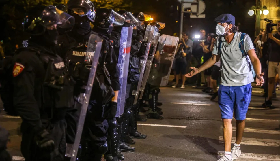 epaselect epa12300694 A protester reacts in front of the cordon of police officers during an anti-government protest in Belgrade, Serbia, 14 August 2025. Protesters are demanding equal justice, release of those detained during protests and called for early elections. EPA/ANDREJ CUKIC