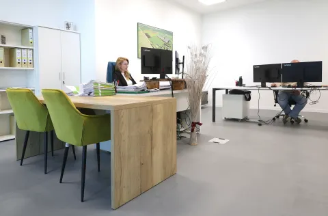 Osijek, 17. 03. 2026., GC, EKOS d.o.o. za gospodarenje otpadom, EKOS, posjet županice, obilazak, poslovni prostor, uredski prostor, ured, uredi, uredski posao; posao; IT SNIMIO BRUNO JOBST