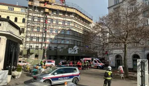 BEČ, 17. ožujka 2026. (Hina/Reuters) - Četiri osobe su poginule nakon uru&scaron;avanja skele na gradili&scaron;tu u dvori&scaron;tu stambene zgrade u elitnom devetom bečkom okrugu, rekao je u utorak glasnogovornik policije.