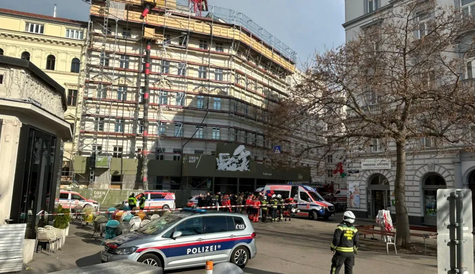 BEČ, 17. ožujka 2026. (Hina/Reuters) - Četiri osobe su poginule nakon uru&scaron;avanja skele na gradili&scaron;tu u dvori&scaron;tu stambene zgrade u elitnom devetom bečkom okrugu, rekao je u utorak glasnogovornik policije.