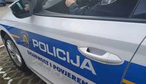 Policajci zatekli ucjenjivaca kako uzima novac, ilustracija policija