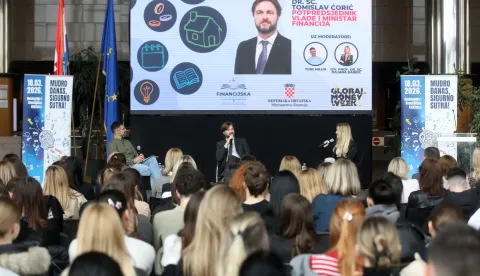 Zagreb, 18.03.2026 - Konferencija financijske pismenosti "Mudro danas, sigurno sutra!" u organizaciji Ministarstva financija, koja se održava u povodu Svjetskog tjedna novca 2026., a namijenjena je prvenstveno srednjo&scaron;kolcima i studentima. U sklopu konferencije, između ostalog, predstavljeni su nacionalni ambasadori financijske pismenosti. Na fotografiji Toni Milun,potpredsjednik Vlade i ministar financija Tomislav Ćorić, Dajana Barbić.foto HINA/ Denis CERIĆ /dc
