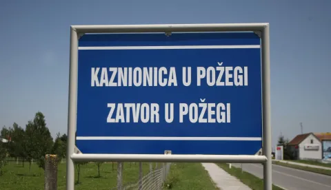 15.07.2009., Pozega - Reportaza o poslovima koje obavljaju zatvorenici i zatvorenice u Zatvoru u Pozegi. U zatvoru-kaznionici Pozega postoje muski, zenski i maloljetnicki odjel. Zatvorenici mogu birati zele li raditi u poljoprivredi, stocarstvu, metalurskoj ili stolarskoj radionici, a zatvorenice uglavnom rade u poljoprivredi, kuhinji te za tekstilnu indutriju. Postoji i program za osobe sa smanjenom radnom sposobnoscu, kao sto je sklapanje olovaka, vodenih boja itd. Photo: Davor Puklavec/24sata