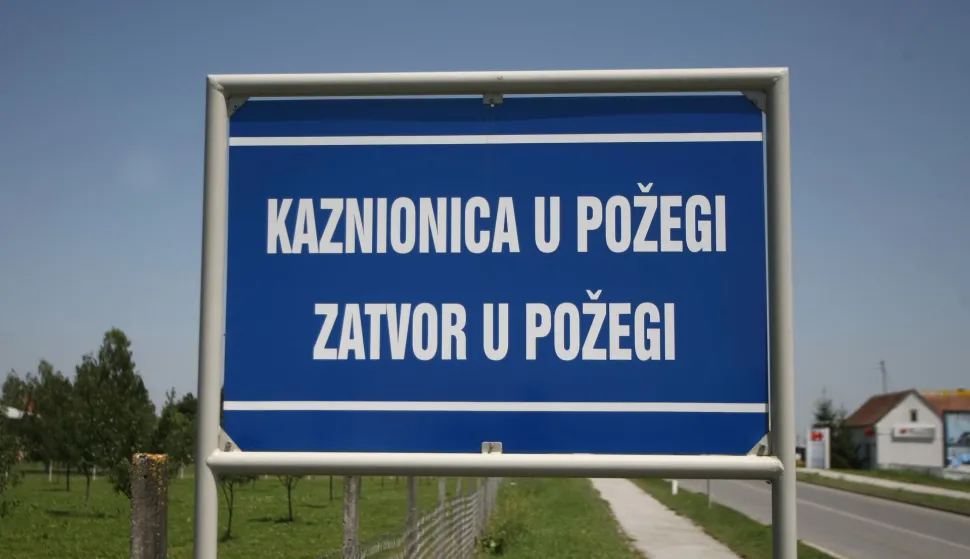 15.07.2009., Pozega - Reportaza o poslovima koje obavljaju zatvorenici i zatvorenice u Zatvoru u Pozegi. U zatvoru-kaznionici Pozega postoje muski, zenski i maloljetnicki odjel. Zatvorenici mogu birati zele li raditi u poljoprivredi, stocarstvu, metalurskoj ili stolarskoj radionici, a zatvorenice uglavnom rade u poljoprivredi, kuhinji te za tekstilnu indutriju. Postoji i program za osobe sa smanjenom radnom sposobnoscu, kao sto je sklapanje olovaka, vodenih boja itd. Photo: Davor Puklavec/24sata