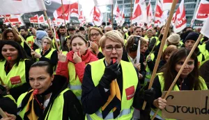 epa11133402 Lufthansa's staff members demonstrate during a warning strike at the Munich International Airport in Munich, Germany, 07 February 2024. The ver.di trade union has called on Lufthansa's ground staff to go on a 27-hour warning strike from 4:00 am on 07 February until 08 February morning. The action will affect Frankfurt am Main, Munich, Hamburg, Berlin and Dusseldorf airports. EPA/ANNA SZILAGYI