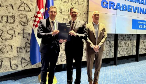 Vinkovački gradonačelnik Josip Romić na dodjeli ugovora 