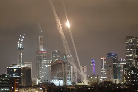 epa12176271 Israel's Iron Dome air defense system intercepts ballistic missiles fired from Iran over the city of Tel Aviv, Israel, 15 June 2025. Israel's military identified the missiles as being launched from Iran toward Israeli territory in retaliation for overnight airstrikes on Iranian targets. EPA/ATEF SAFADI