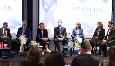 Zagreb, 19.03.2026 - Hrvatsko gastroenterolo&scaron;ko dru&scaron;tvo uz podr&scaron;ku Ministarstva zdravstva organiziralo je konferenciju "Plavi ožujak - pregledaj se za život" u povodu mjeseca borbe protiv kolorektalnog karcinoma. Na slici Stjepko Ple&scaron;tina, predsjednik Hrvatskog lliječničkog zbora Željko Krznarić, predsjednica Hrvatskog grastroenetrolo&scaron;kog dru&scaron;tva Ivana Mikula&scaron;ević, predsjednik Hrvatske liječničke komore Kre&scaron;imir Luetić, Ivana Brkić Bilo&scaron; iz HZJZ, Jadranka &Scaron;oić Karuza, predsjednik Endoskopske sedkcije pri HGDU Tomislav Bokun.foto HINA/ Damir SENČAR/ ds