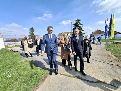 Slatina, 19.03.2026. - U Slatini je u četvrtak položen kamen temeljac za rekonstrukciju Osnovne &scaron;kole Josipa Kozarca i izgradnju trodijelne &scaron;kolske sportske dvorane, projekta ukupno vrijednog vi&scaron;e od 12 milijuna eura, a događaju je prisustvovao ministar znanosti, obrazovanja i mladih Radovan Fuchs. Na fotografiji Radovan FUchs, Igor Andrović. foto HINA/ Ozren &Scaron;PIRANEC/ tm