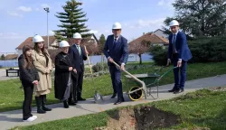 Slatina, 19.03.2026. - U Slatini je u četvrtak položen kamen temeljac za rekonstrukciju Osnovne &scaron;kole Josipa Kozarca i izgradnju trodijelne &scaron;kolske sportske dvorane, projekta ukupno vrijednog vi&scaron;e od 12 milijuna eura, a događaju je prisustvovao ministar znanosti, obrazovanja i mladih Radovan Fuchs. foto HINA/ Ozren &Scaron;PIRANEC/ tm