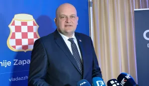 Mostar, 12.3.2026.- Ministar gospodarstva Ante ?u?njar izjavio je da ne postoje nikakve zapreke ili protivljenja izgradnji Ju?ne plinske interkonekcije, te je uvjeren kako ?e se realizirati budu?i iza nje stoje ameri?ki partneri. Ministar ?u?njar sudjelovao je u ?irokom Brijegu na Gospodarskom forumu ?upanije zapadnohercegova?ke. foto HINA/ Zoran KRE?I?/ ua