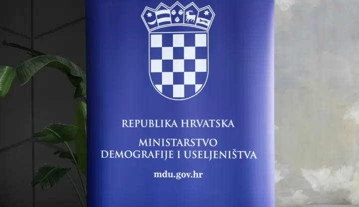 Zagreb, 19.03.2026 - U povodu Dana očeva, koji se u Hrvatskoj obilježava 19. ožujka, na blagdan sv. Josipa, Ministarstvo demografije i useljeni&scaron;tva je u svojim prostorijama od 9 do 15 sati dijelilo prigodne poklon pakete očevima koji dođu u pratnji svoje djece, kao mali znak pažnje i zahvale. Ilustracija, natpis, ploča, tabla, Ministarstvo demografije i useljeni&scaron;tva.foto HINA/ Sa&scaron;a KOLJAN/ sk