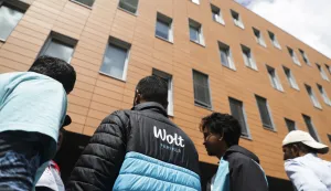 Zagreb, 17.07.2025. - Prosvjed dostavljača Wolta zbog nezadovoljstva uvjetima rada započeo je na Zagrebačkom velesajmu, a zavr&scaron;io ispred sjedi&scaron;ta tvrtke na Vrbanima. foto HINA/ Lana SLIVAR DOMINIĆ/ lsd