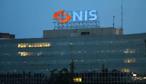 Beograd, 09.01.2026. - Naftna industrija Srbije (NIS) je, nakon "niza sastanaka" od trenutka odobrenja operativne licence, dogovorila isporuku prvih količina sirove nafte za preradu u svojoj rafineriji u Pančevu, doznaje u petak Radio-televizija Srbije u toj kompaniji. Na fotografiji NIS upravna zgrada. foto HINA/ Press centar NIS/ ml