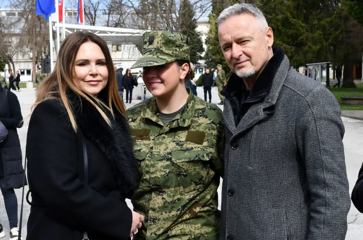 20.03.2026., Pozega - Svecana prisega rocnika na temeljnom vojnom osposobljavanju u Pozegi.Medju rocnicama je i Diva Perkovic, kci pjevaca Marka Perkovica Thompsona, ciji je dolazak privukao dodatnu pozornost javnosti. Na prisegi je bila i Divina majka Sandra. Photo: Ivica Galovic/PIXSELL