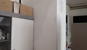 VUKOVAROgorčeni zbog nemogućnosti da rije&scaron;e problem koji im godinama zagorčava život, obratili su nam se stanari stambene zgrade u Tijardovićevoj 7 u Vukovaru. Požalili su se kako gotovo od prvog dana otkako su se prije osam godina uselili u stanove u toj zgradi s ravnim krovom proki&scaron;njava kad god padne jača ki&scaron;a i se otapa snijeg.JELENA MI&Scaron;KIĆ, OŽUJAK 2026.