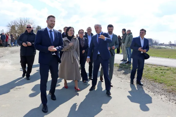 Osijek, 20. 03. 2026, Obilazak počektka radova na izgradnji obaloutvrde, dionica Neptun. Nastavak &scaron;etnice do Vi&scaron;njevc. Ivan Radić, Goran Ivanović - zamjenik županice OBŽ, Zoran Đuroković - generalni direktor Hrvatskih voda i Marija Vučković - ministrica za&scaron;tite okoli&scaron;a i zelen tranzicije. Ivan Radić, Marija Vučković, Zoran Đuroković.snimio GOJKO MITIĆ
