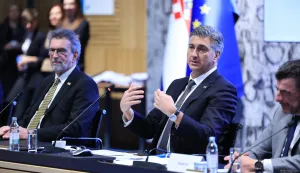 26.2.2026., Nacionalna i sveucilisna knjiznica, Zagreb - Predsjednik Vlade Andrej Plenkovic sudjelovao je na svecanoj dodjeli ugovora "Izgradnja, rekonstrukcija i opremanje osnovnih skola za potreba jednosmjenskog rada i cjelodnevne skole.. Radovan Fuchs, Andrej Plenkovic, Dragan Jelic Photo: Marko Prpic/PIXSELL