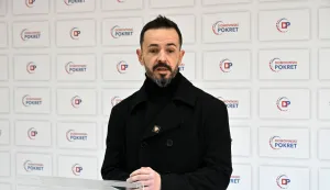 Vukovar, 21.03.2026. - Predsjednik Domovinskog pokreta Vukovar Dario Ti&scaron;ov održao tiskovnu konferenciju u prostorijama stranke. Tema konferencije je novi Dom za starije i nemoćne u zgradama internata u Borovu naselju.foto HINA/Gordan Panić