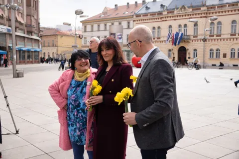 Osijek, 21. 3. 2026., Dan narcisa Nata&scaron;a Trami&scaron;ak; Vlatko Kopić; dan narcisa; narcisi; zdravlje; rak dojke; prevencija; svijest