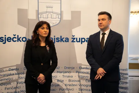 Osijek, 21. 3. 2026., Uručivanje INTERREG ugovoraNata&scaron;a Trami&scaron;ak; Domagoj Mikulić; županija; županica; INTERREG ugovori; ugovori; uručivanje