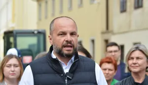 Karlovac, 21.03.2026 - Saborski zastupnici progresivne opozicije iz SDP-a, Možemo!, DOSIP-a i GLAS-a najavili su u subotu u Karlovcu da ?e zatra?iti da se dr?ava preuzme odgovornost i kroz rebalans dr?avnog prora?una izdvoji novac za sanaciju ku?a o?te?enih u radovima u povijesnoj jezgri Zvijezdi. Na slici Sini&scaron;a Hajda&scaron; Dončić. foto HINA/ Mladen VOLARI?/ ik