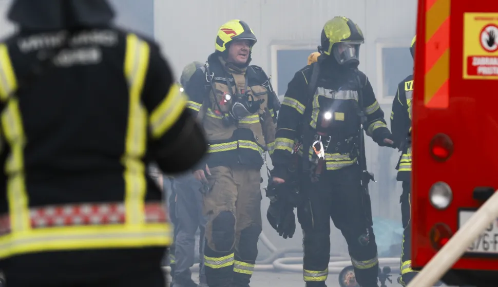 Zagreb, 27.11.2025. - U skladi&scaron;tu guma u Zagrebačkoj ulici u Lužanu kod Sesveta oko 13 sati izbio je požar, a prema priopćenju Javne vatrogasne postrojbe Zagreb čiji pripadnici gase otvoreni plamen, u požaru su ozlijeđeni radnici u skladi&scaron;tu zbog čega je na terenu i hitna pomoć. Na fotografiji vatrogasci. foto HINA/ Lana SLIVAR DOMINIĆ/ lsd