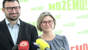Zagreb.22.3.2026.- Održana je konferencija za medije stranke Možemo! na kojoj su saborski zastupnici Marin Živković i Sandra Benčić predstavili Zahtjev za ocjenom ustavnosti Zakona o obrani vezano uz temeljno vojno osposobljavanje odnosno diskriminaciju vezanu uz priziv savjesti i civilno služenje vojnog roka.Foto HINA/Tomislav Pavlek/tp