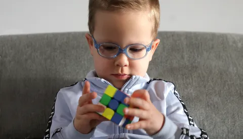 Mali Lukas među najmlađim speedcuberima na svijetu: Voli kocke, slagalice, mentalnu aritmetiku i jiu-jitsu vi&scaron;e od ekrana