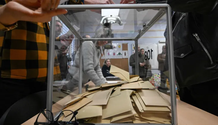 Voters cast their ballots at a polling station during the party rally following the second round of France's 2026 municipal elections in Toulon, southern France on March 22, 2026. (Photo by Miguel MEDINA/AFP)