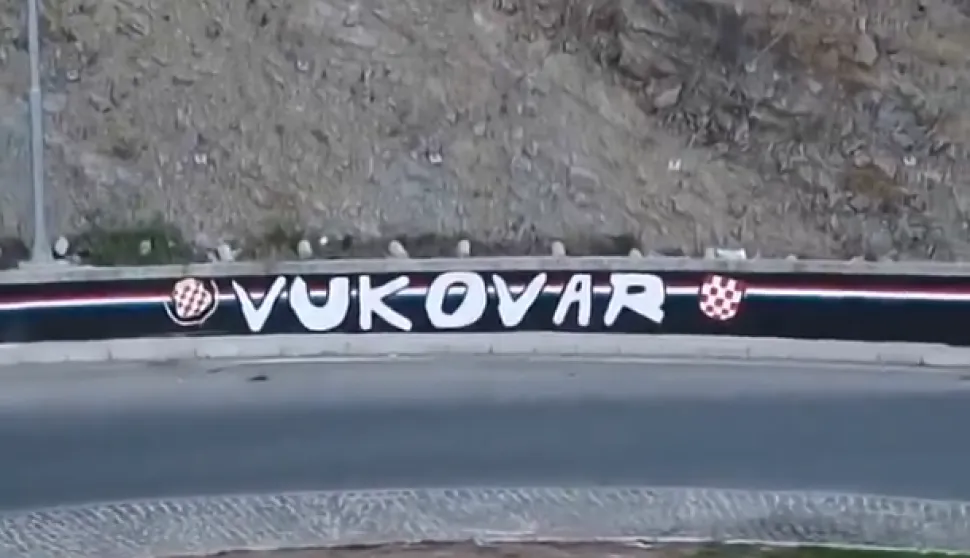 MOSTAR, 22. ožujka 2026. (Hina) - Vi&scaron;e desetaka osoba, najvjerojatnije Hrvata i Bo&scaron;njaka, sukobilo se u nedjelju navečer u Stolcu, gradu na jugu Hercegovine, nakon &scaron;to je protekle noći o&scaron;tećen mural posvećen Vukovaru, dok je na drugoj lokaciji izvje&scaron;ena ratna bo&scaron;njačka zastava i ispisane druge poruke. 