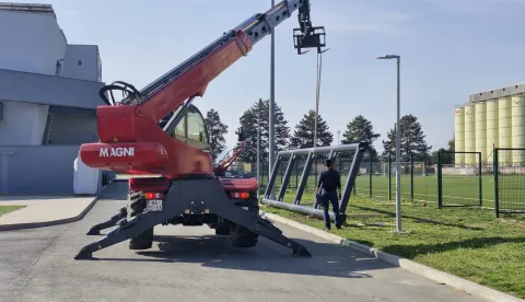Počeli radovi na postavljanju krova iznad tribina Gradskog stadiona - ožujak 2026.