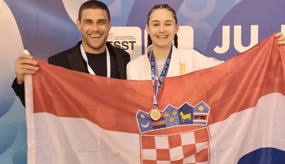 Nika Vrbanic clanica osjeckog ju jitsu kluba Tatami i mlade reprezentacije Hrvatske je proteklog vikenda na europskom prvenstvu u Grckoj osvojila zlatnu medalju i time postala europska prvakinja u kategoriji djevojcica do 14 godina i do 57 kg.
