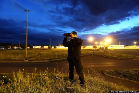 28.04.2015., Bajakovo - Carinski sluzbenici i granicna policija u obavljanju njihovog svakodnevnog posla. Pregled vozila i putovnica, obilazak terena u potrazi za ilegalnim prelascima granice te krijumcarenja nedozvoljene robe. Carinski sluzbenik nocnim dalekozorom promatra granicni prijelaz. Photo: Marko Mrkonjic/PIXSELL